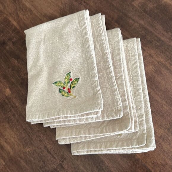 Holiday Holly Set of 4 Dinner Square Linen Napkins- Approx 17.25" by 17.5" - Picture 1 of 12